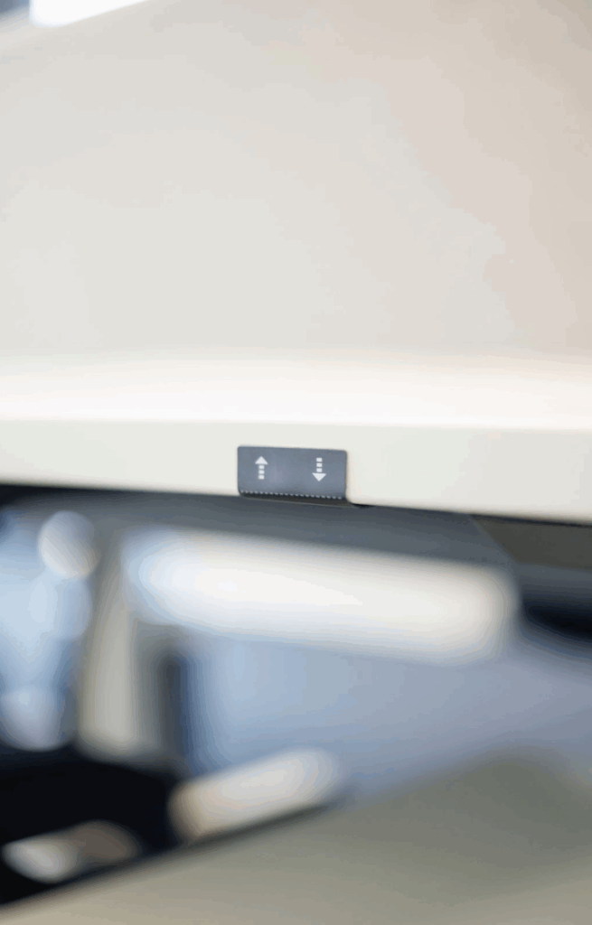 Nahaufnahme eines Bedienfelds zur elektrischen Höhenverstellung eines Schreibtischs im RITZ.