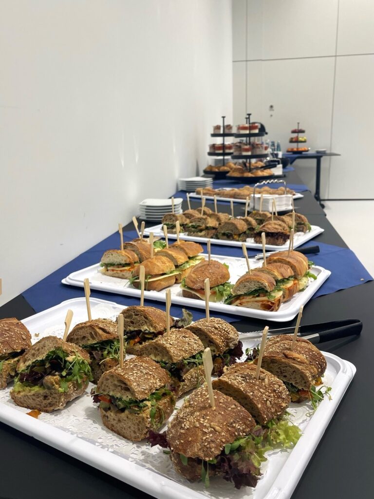 Frisch belegte Sandwiches, Gebäck und Obst auf dem Frühstücksbuffet bei der Veranstaltung ‚Breakfast & Brainfood‘ im RITZ Friedrichshafen.
