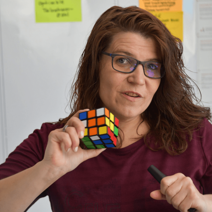 Claudia Haußmann mit einem Rubik's Cube in der Hand