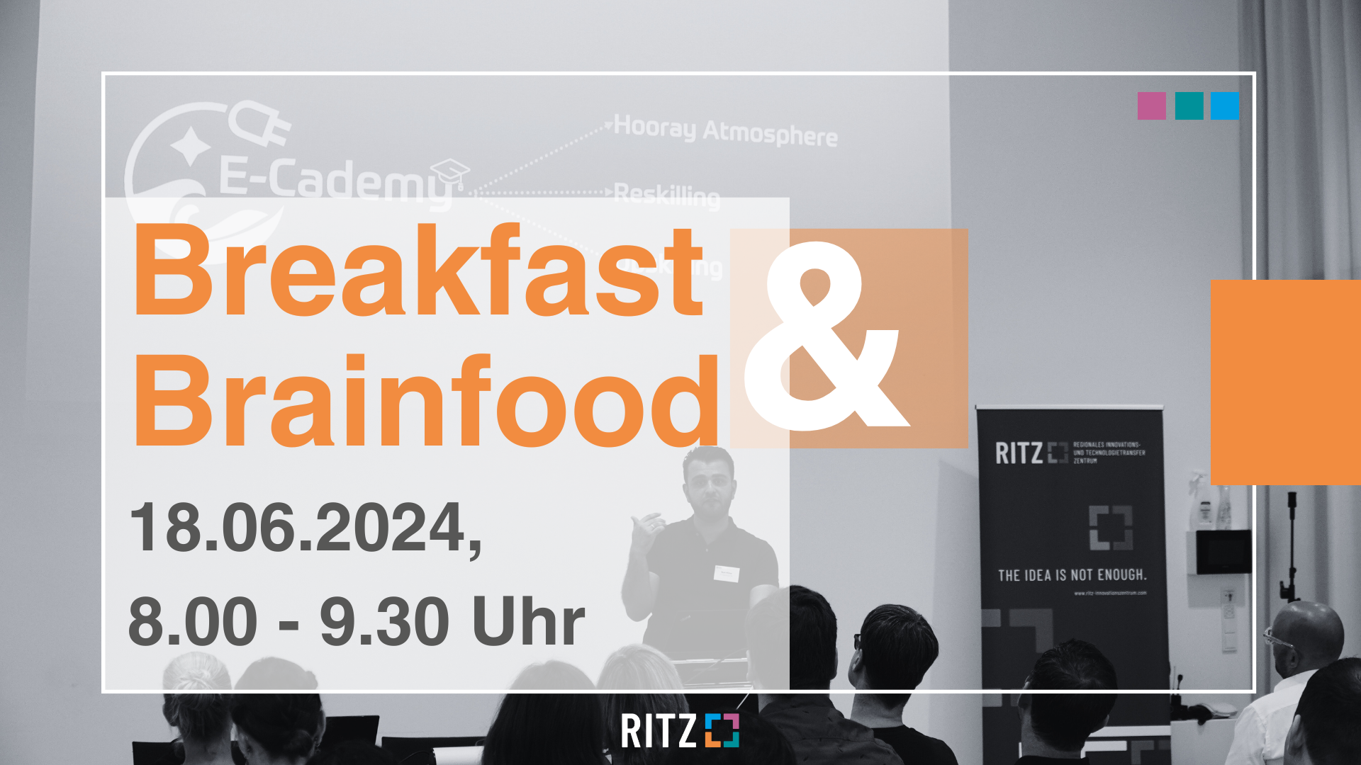 Veranstaltungsvisual für „Breakfast & Brainfood“ am 18.06.2024 von 8.00 bis 9.30 Uhr im RITZ. Im Hintergrund steht ein Mann vor einer Leinwand mit dem Logo „E-Cademy“ und spricht zu einer sitzenden Gruppe. Aufsteller mit dem Slogan „The idea is not enough.“ rechts im Bild.