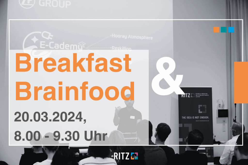 Schwarz-weiß-Foto eines Vortrags vor Publikum mit farbig überblendeter Textfläche: „Breakfast & Brainfood – 20.03.2024, 8.00 – 9.30 Uhr“, mit RITZ-Logo und grafischen Akzenten in Orange, Blau und Cyan.