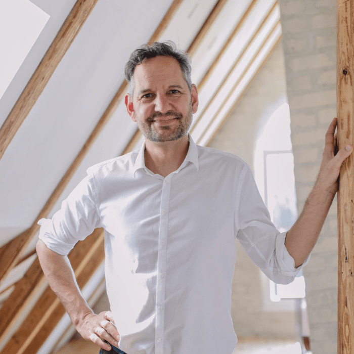 Porträt von Prof. Jo Wickert in weißem Hemd