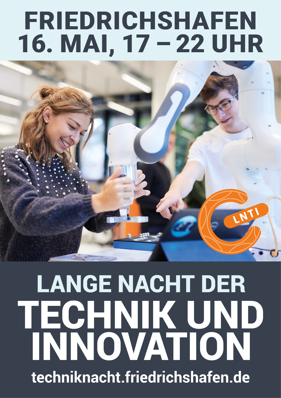 Plakat zur „Langen Nacht der Technik und Innovation“ in Friedrichshafen am 16. Mai von 17 bis 22 Uhr. Im Bildvordergrund interagiert eine junge Frau mit einem kollaborativen Roboter, im Hintergrund ein junger Mann. Die Szene vermittelt einen praktischen Einblick in moderne Technik. Unten ist die Website techniknacht.friedrichshafen.de angegeben, rechts ist das LNTI-Logo platziert.