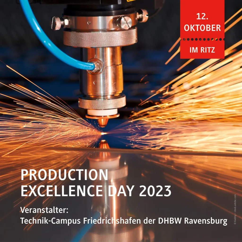 Nahaufnahme eines industriellen Laserschneiders bei der Arbeit – Funken fliegen in alle Richtungen. Rechts oben ein rotes Banner mit dem Text „12. Oktober – im RITZ“. Unten steht: „Production Excellence Day 2023 – Veranstalter: Technik-Campus Friedrichshafen der DHBW Ravensburg“.