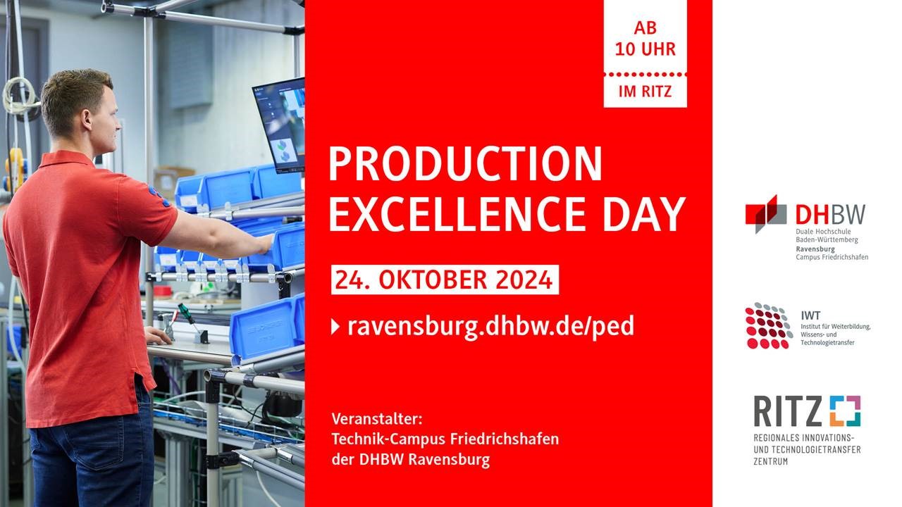 Visual zum „Production Excellence Day“ am 24. Oktober 2024. Links im Bild steht ein junger Mann in rotem Polohemd an einem Arbeitsplatz mit blauen Boxen und Bildschirm. Rechts auf rotem Hintergrund stehen Eventtitel, Datum, Uhrzeit („ab 10 Uhr im RITZ“) sowie Logos von DHBW Ravensburg, IWT und RITZ. Veranstaltung durch den Technik-Campus Friedrichshafen der DHBW.