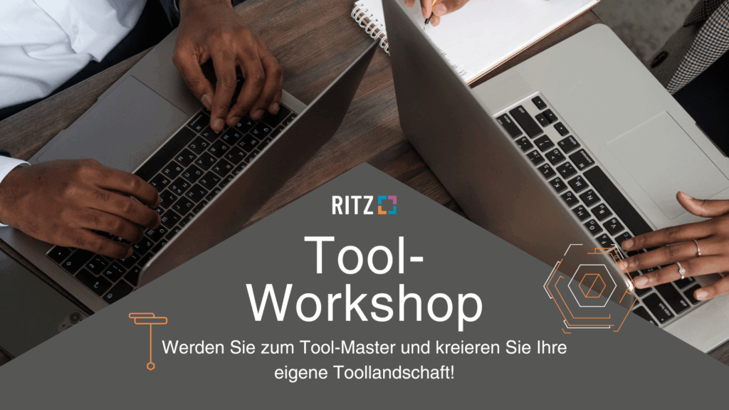 Zwei Personen arbeiten an Laptops an einem Holztisch, eine schreibt in ein Notizbuch. Unten eingeblendet: „Tool-Workshop – Werden Sie zum Tool-Master und kreieren Sie Ihre eigene Toollandschaft!“, mit RITZ-Logo und grafischen Elementen.