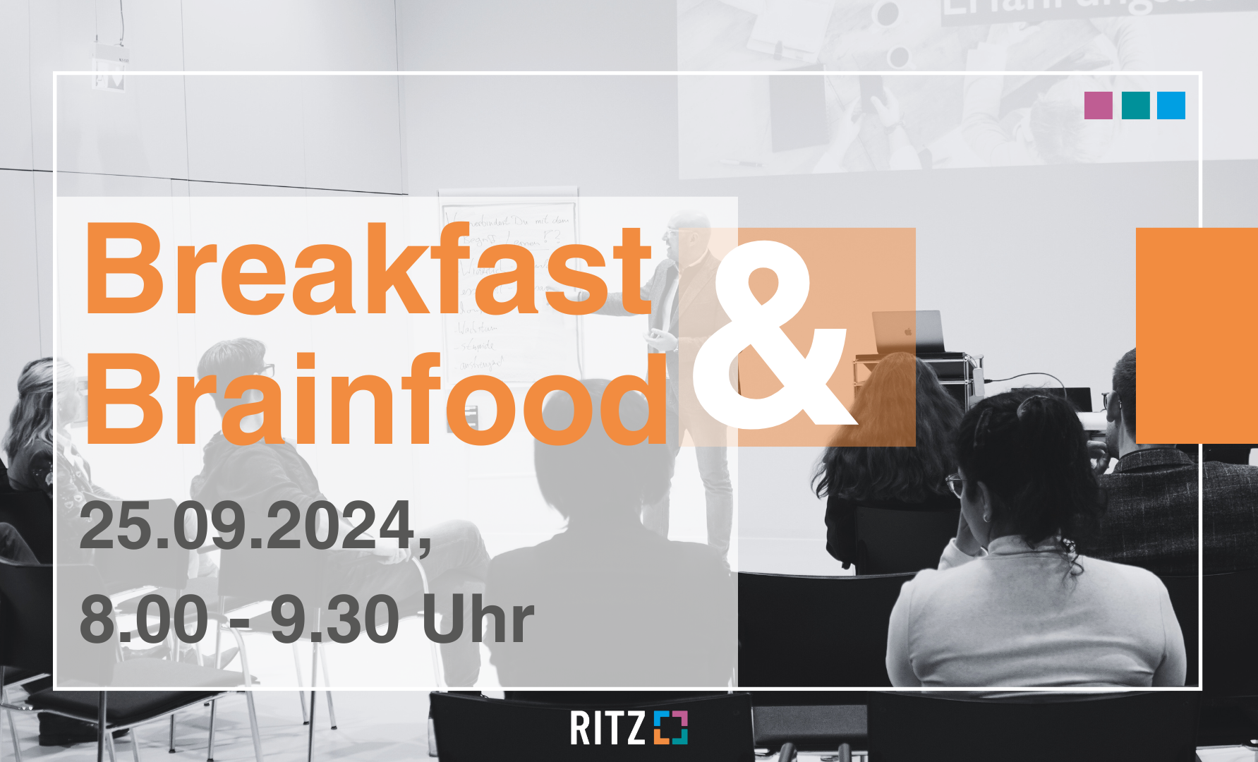 Visual zum Event "Breakfast & Brainfood" am 25.09.2024 von 8:00 bis 9:30 Uhr im RITZ. Im Hintergrund ein schwarz-weiß-Foto eines Vortrags mit Flipchart und Publikum, vornübergelegt orangefarbene Gestaltungselemente und Texte in Weiß und Orange.