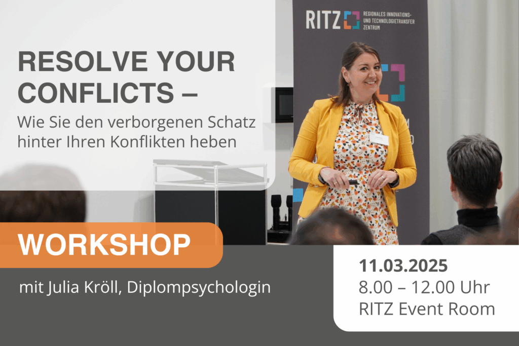 Workshop-Ankündigung mit Julia Kröll, Diplompsychologin, im RITZ: „Resolve Your Conflicts – Wie Sie den verborgenen Schatz hinter Ihren Konflikten heben“, am 11.03.2025 von 8.00–12.00 Uhr im RITZ Event Room. Julia Kröll steht lächelnd vor einem Publikum, trägt ein gelbes Sakko und ein geblümtes Kleid. Neben ihr ein Roll-up mit RITZ-Logo.
