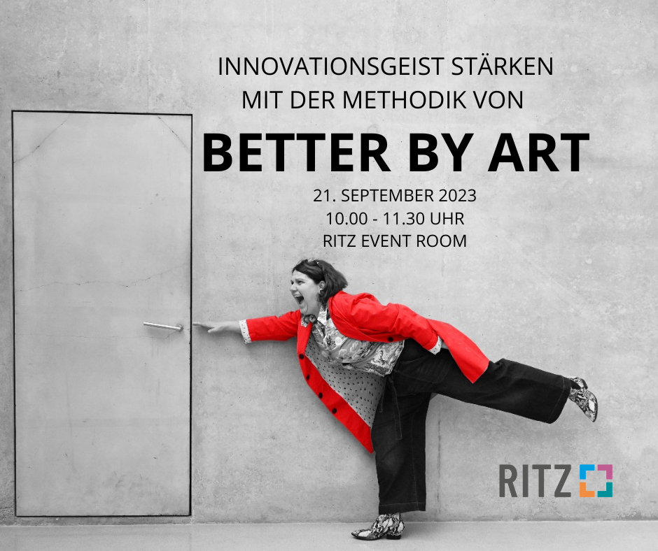 Schwarz-weißes Foto einer Frau in auffälligem roten Mantel, die lachend mit ausgestrecktem Arm auf eine verschlossene Tür zeigt. Text rechts im Bild: „Innovationsgeist stärken mit der Methodik von Better by Art – 21. September 2023, 10:00–11:30 Uhr, RITZ Event Room“. Logo des RITZ unten rechts.