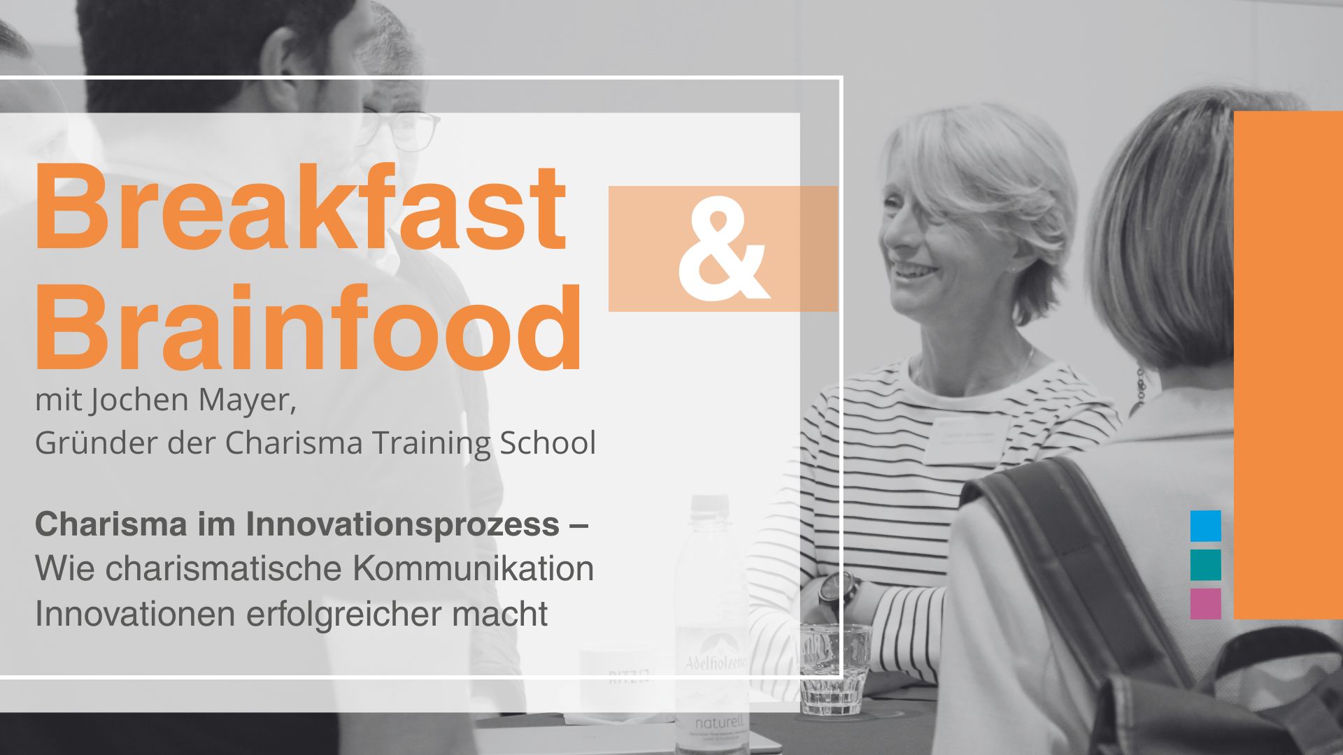 Das Bild zeigt eine Werbegrafik für die Veranstaltungsreihe „Breakfast & Brainfood“. Im Vordergrund steht der Titeltext in Orange und Grau: „Breakfast & Brainfood mit Jochen Maier, Gründer der Charisma Training School. Charisma im Innovationsprozess – Wie charismatische Kommunikation Innovationen erfolgreicher macht.“ Im Hintergrund ist ein Schwarz-Weiß-Foto von Personen zu sehen, die sich unterhalten und lächeln. Rechts sind farbige Balken in Blau, Grün und Magenta sowie eine orangefarbene Fläche zu sehen.