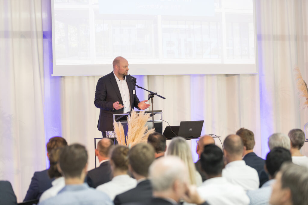 Marian Duram, Geschäftsführer des RITZ, begrüßt das Publikum bei der Eröffnung des anderthalbjährigen RITZ-Jubiläums.