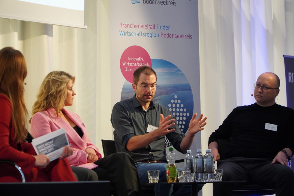Podiumsdiskussion bei „Wer nicht innoviert, verliert“ im RITZ mit mehreren Referierenden im Austausch über Innovation.