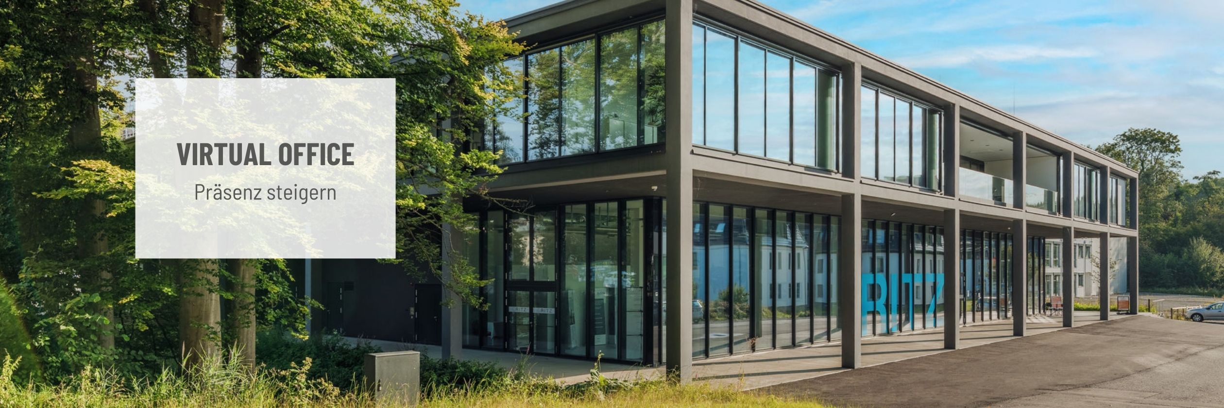 RITZ in der Außenansicht mit großen Glasfronten und blauem RITZ-Schriftzug, links davon mit durchsichtigem Layover der Text: Virtual Office - Präsenz steigern
