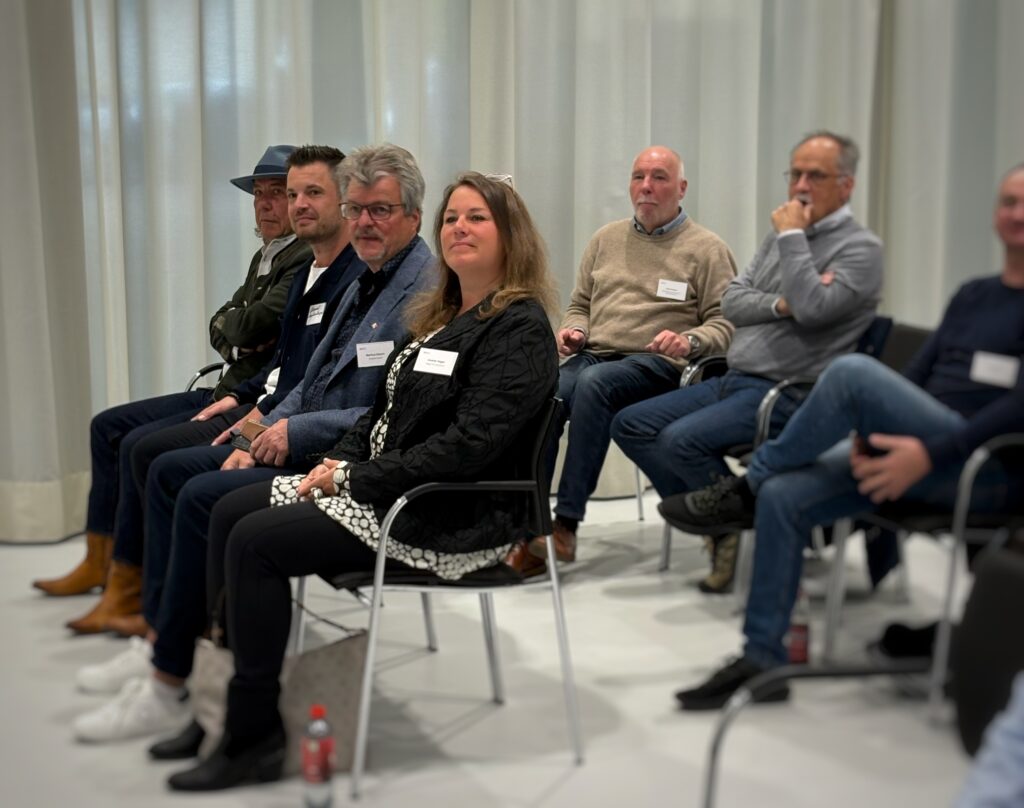 Publikum beim Breakfast & Brainfood #13 im RITZ, Mai 2026: Teilnehmende sitzen in Reihen und hören aufmerksam zu.