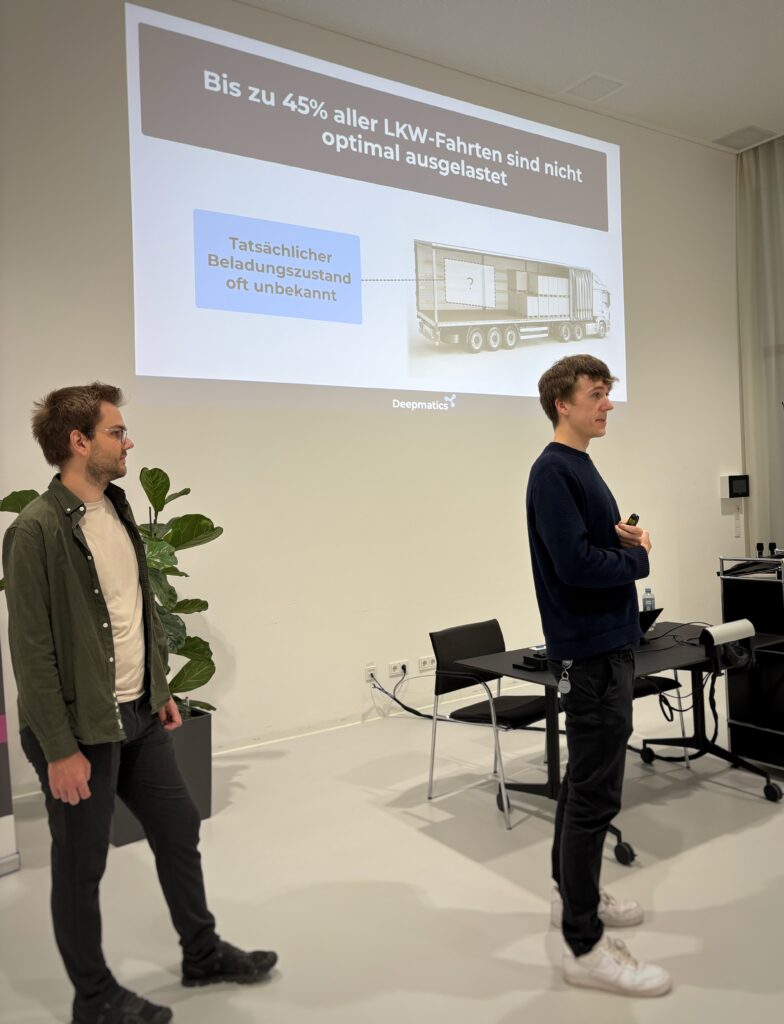 Deepmatics-Gründer Raimund Lau und Sebastian Bublies präsentieren: 45 % der LKW-Fahrten nicht optimal ausgelastet.
