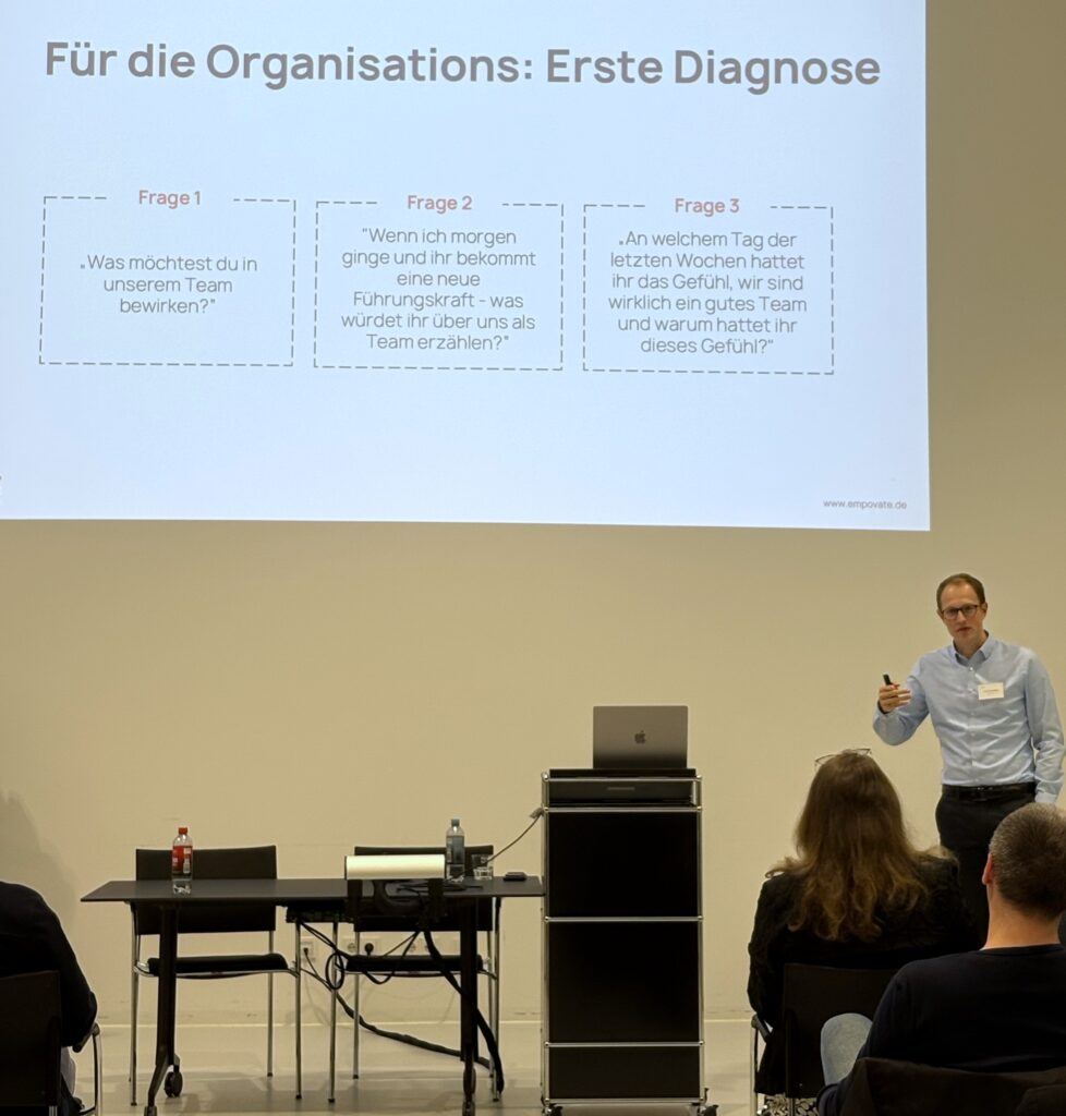 Empovate-Folie: 3 Diagnosefragen zur Teamkultur – Jonas Vonderlind präsentiert beim Breakfast & Brainfood #13.