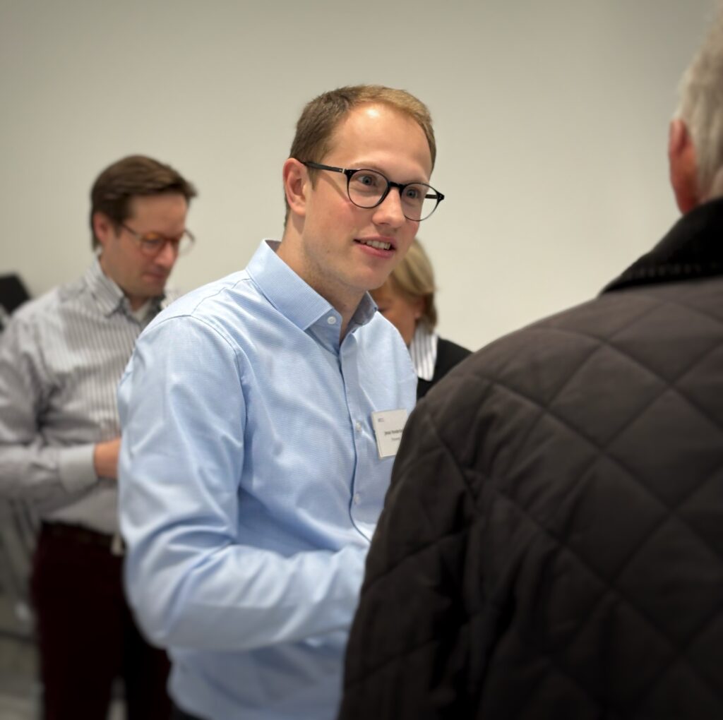Jonas Vonderlind (Empovate) im Gespräch beim Networking des Breakfast & Brainfood #13 im RITZ.