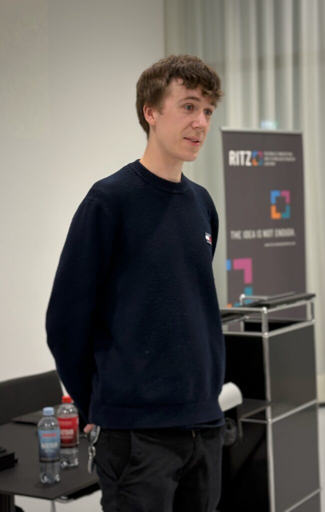 Sebastian Bublies, Mitgründer von Deepmatics, präsentiert beim Breakfast & Brainfood #13 im RITZ.