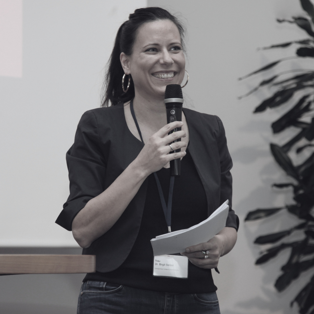 Porträt von Dr. Birgit Stelzer in schwarz-weiß