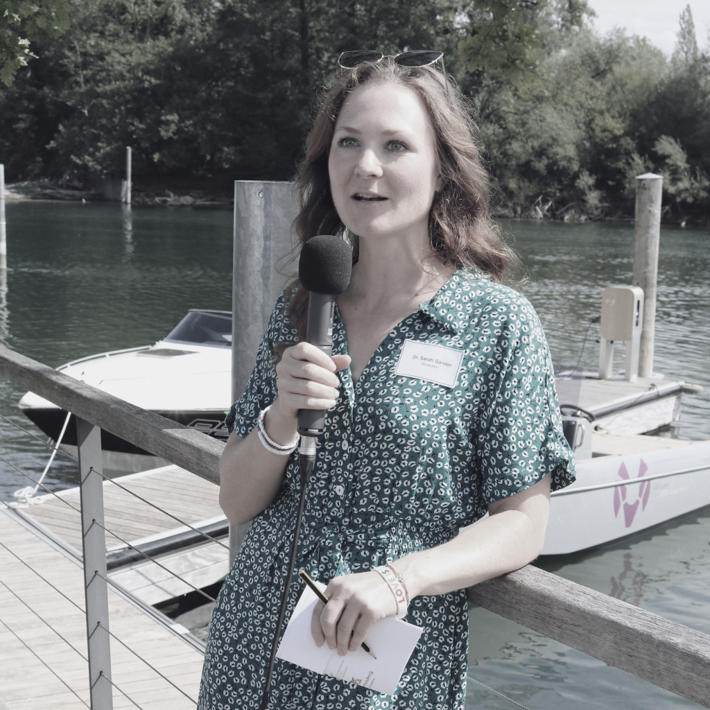 Porträt von Dr. Sarah Gander in schwarz-weiß