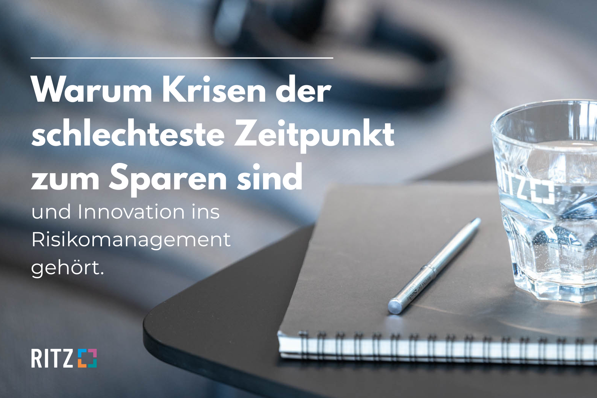 Notizbuch, Stift und ein Wasserglas mit RITZ-Logo auf einem Tisch, Titel des Blogbeitrags zu Innovation in der Krise