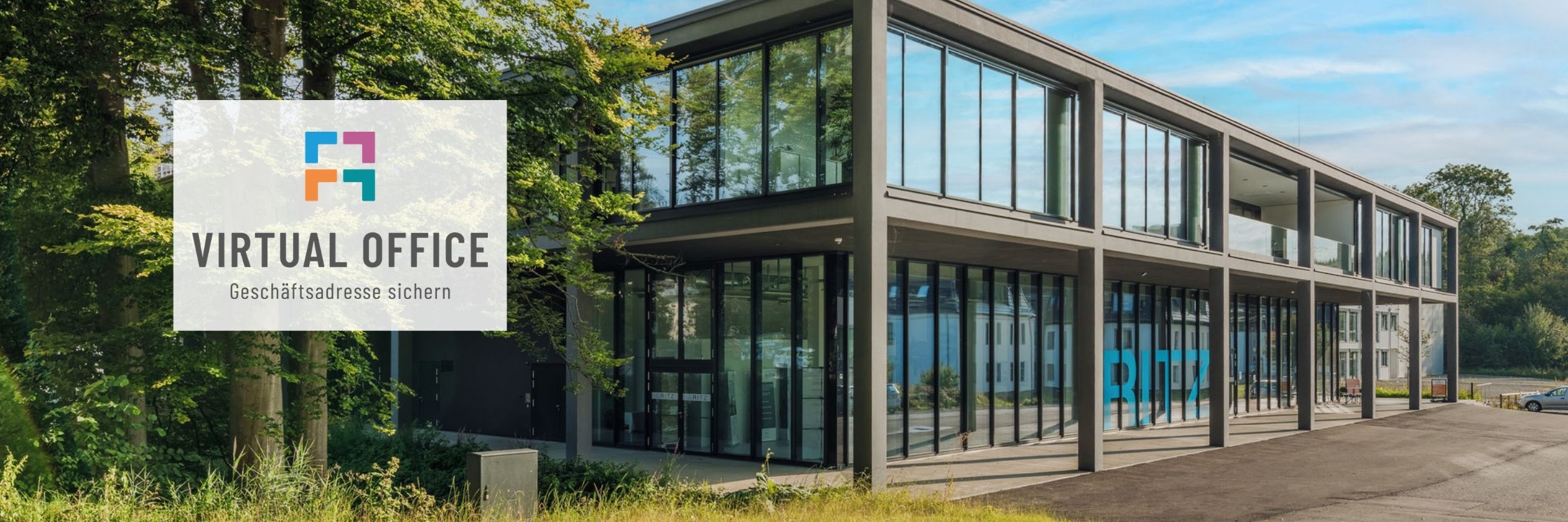 Gebäude des RITZ Innovationszentrums mit Glasfassade, Banner „Virtual Office – Geschäftsadresse sichern“